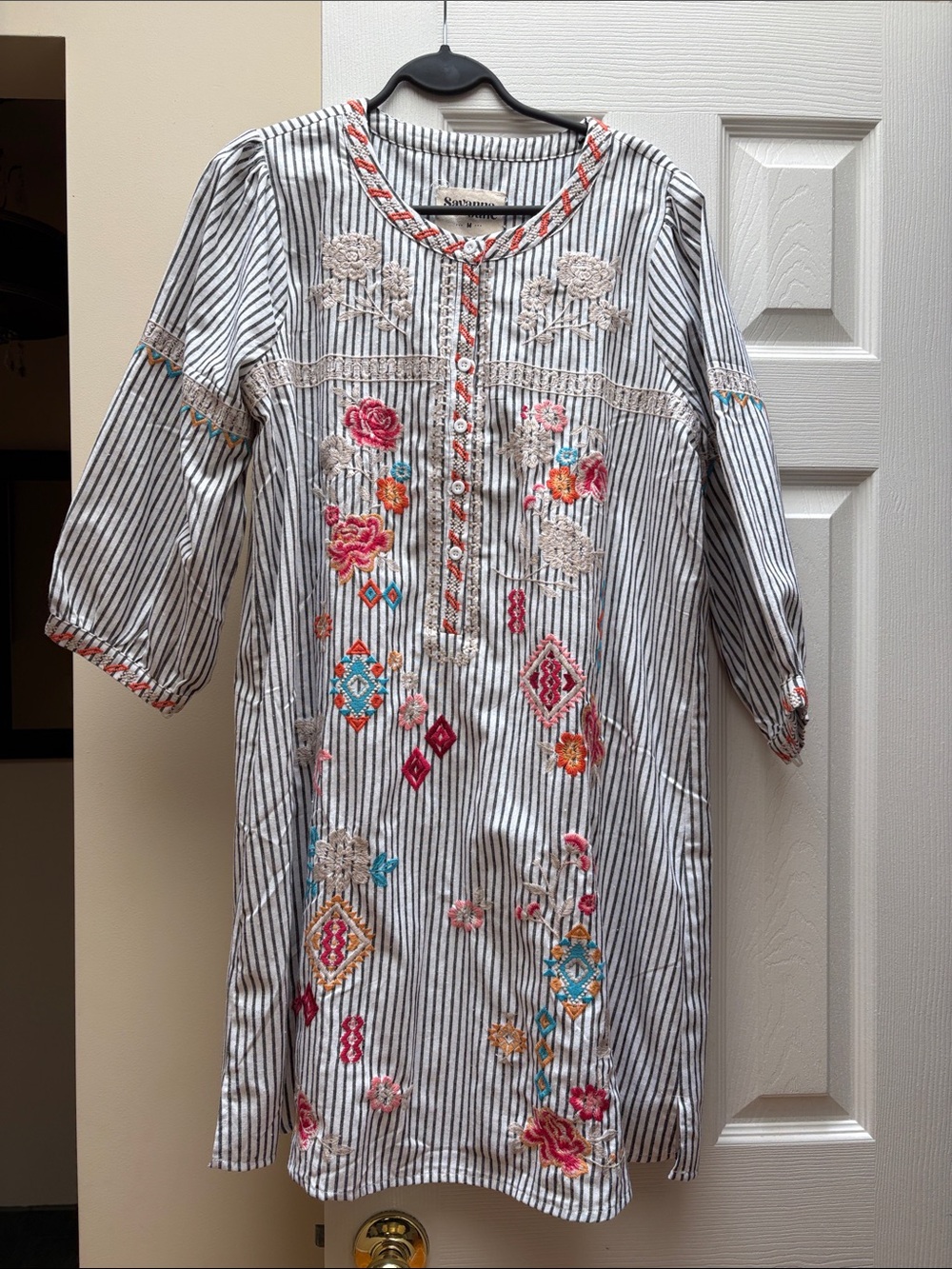 Savanna Jane Midi Dress with Multicolor Floral Embroidery Like new medium